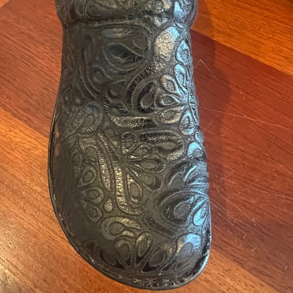 BOC Born Peggy Clogs Black Tooled Leather Floral, Nurse, Size 8 Wide - Picture 5 of 9